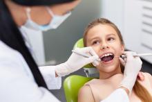 Copil la dentist